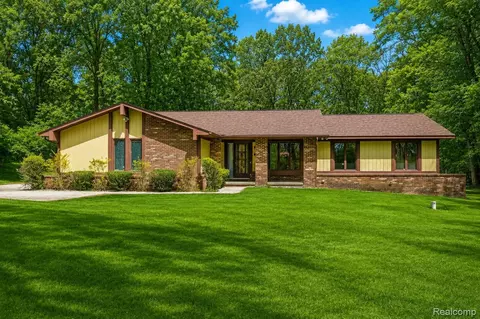 9730 Gibbs Rd, Springfield, MI 48348