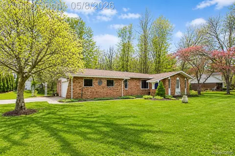 7584 Brookview Ct, Genoa, MI 48116