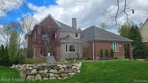 960 Hill Hollow Ln, Milford, MI 48381