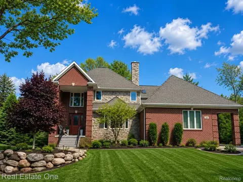 960 Hill Hollow Ln, Milford, MI 48381
