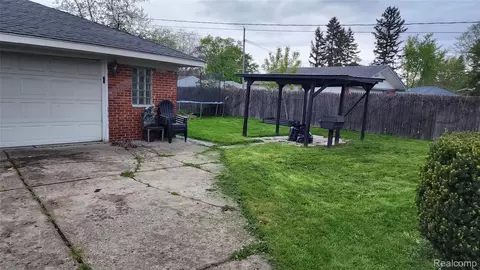 Exterior - 25543 Loretta Ave, Warren, MI 48091 photo 2 of 3