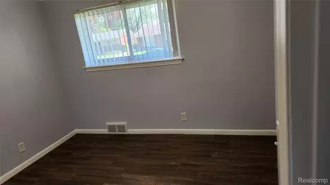 Bedroom - 25543 Loretta Ave, Warren, MI 48091 photo 2 of 5