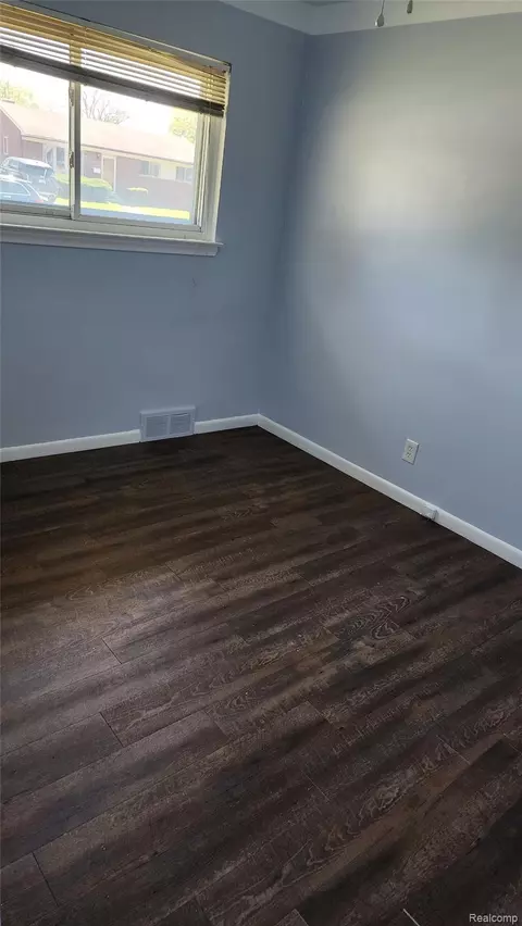 Bedroom - 25543 Loretta Ave, Warren, MI 48091 photo 3 of 5