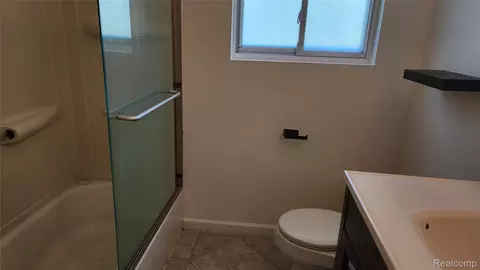 Bath - 25543 Loretta Ave, Warren, MI 48091 photo 1 of 2
