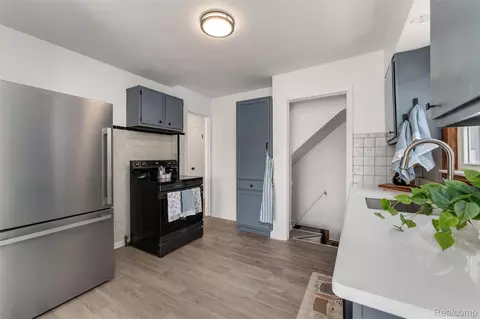 Kitchen - 16829 Stricker Ave, Eastpointe, MI 48021 photo 2 of 3