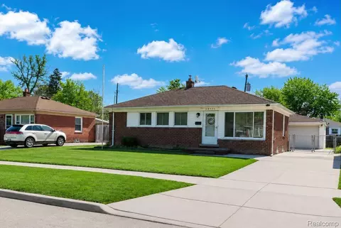 29445 Red Cedar Dr, Flat Rock, MI 48134