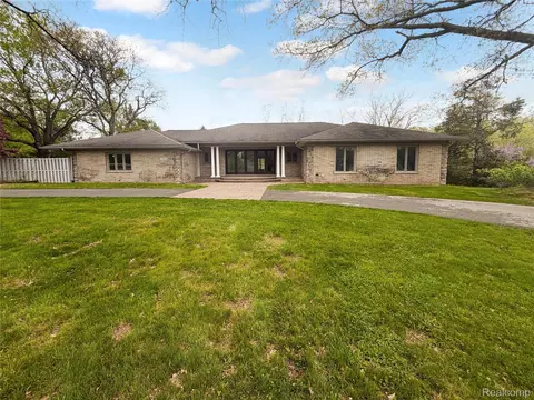 35854 Castlemeadow Dr, Farmington Hills, MI 48335
