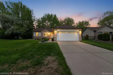 134 Foxboro Dr, Rochester Hills, MI 48309