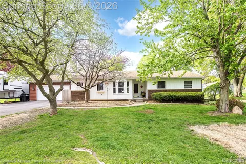 222 Bain Dr, Howell, MI 48855