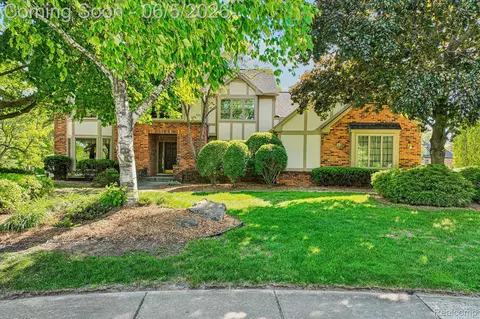 4523 Rivers Edge Dr, Troy, MI 48098