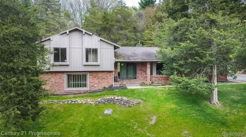 6133 Sundance Trl, Genoa, MI 48116