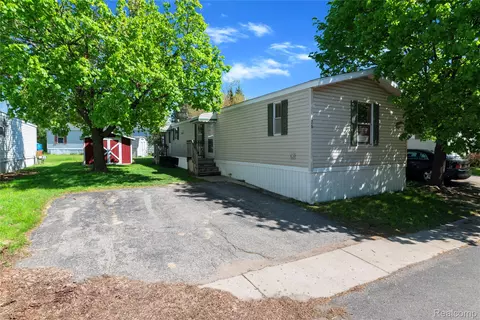 351 N Squirrel Rd #26, Auburn Hills, MI 48326