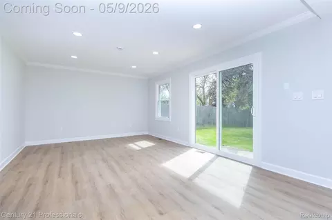 Living - 3091 Heritage Dr, Troy, MI 48083 photo 5 of 7