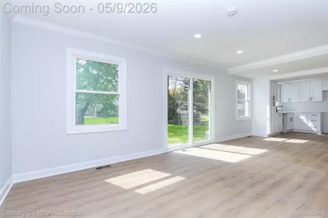 Living - 3091 Heritage Dr, Troy, MI 48083 photo 6 of 7