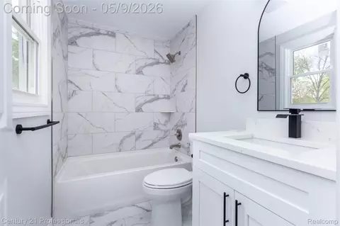 Bath - 3091 Heritage Dr, Troy, MI 48083 photo 3 of 5
