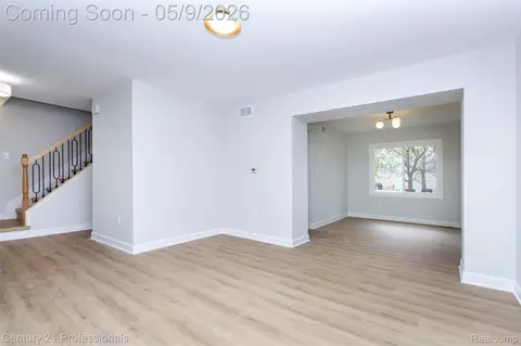Living - 3091 Heritage Dr, Troy, MI 48083 photo 2 of 7