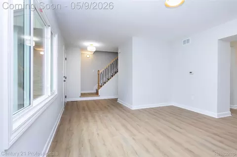 Living - 3091 Heritage Dr, Troy, MI 48083 photo 3 of 7