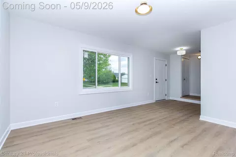 Living - 3091 Heritage Dr, Troy, MI 48083 photo 1 of 7
