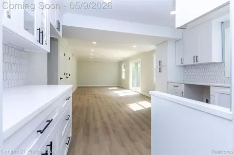 Living - 3091 Heritage Dr, Troy, MI 48083 photo 4 of 7