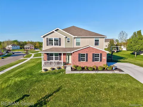 8371 Crossbow Ct, Grand Blanc, MI 48439