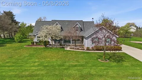 9514 Aspen View Dr, Grand Blanc, MI 48439