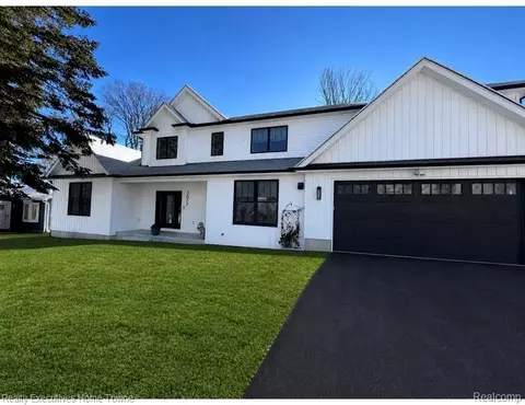 3677 Ferndale Dr, Burtchville, MI 48059