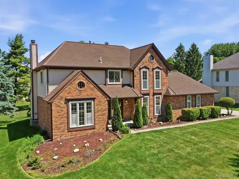 1280 Falcon Dr, Troy, MI 48098