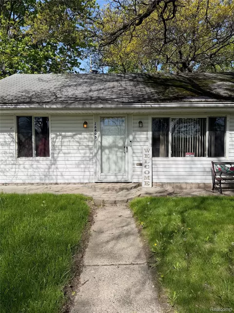 26405 Beaconsfield St, Roseville, MI 48066