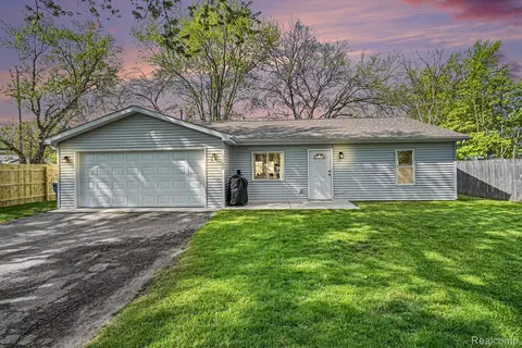 2863 Wisner St, Waterford, MI 48329