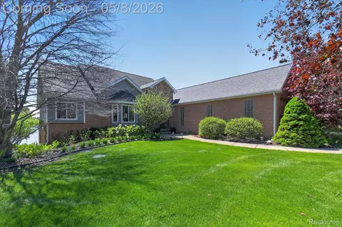 8955 Sandy Ridge Dr, White Lake, MI 48386
