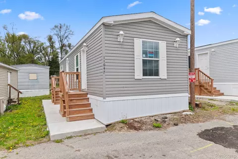 11047 Silver View Ct, Green Oak, MI 48178