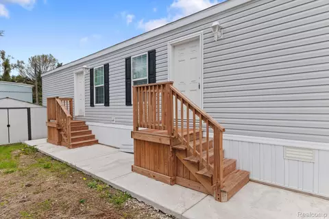 11055 Silver View Ct, Green Oak, MI 48178