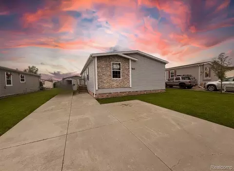 9885 Bellcrest Blvd, Fenton, MI 48430