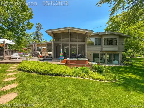30239 Hickory Ln, Franklin, MI 48025