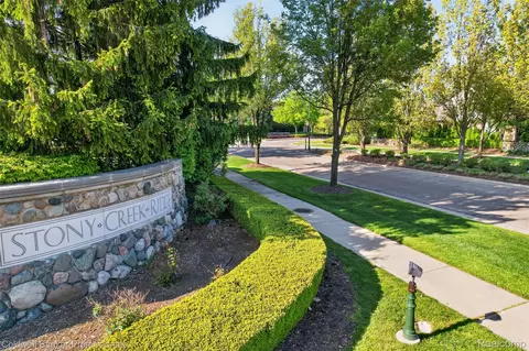1357 Kentfield Dr, Rochester, MI 48307