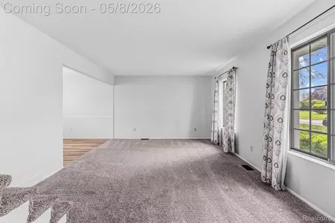 Living - 604 Luce Ave, Flushing, MI 48433 photo 2 of 8