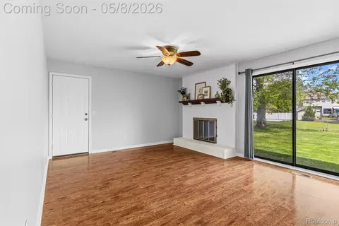 Living - 604 Luce Ave, Flushing, MI 48433 photo 5 of 8