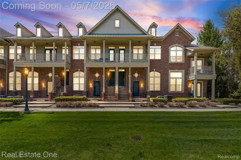 160 Sandy Ln, Walled Lake, MI 48390