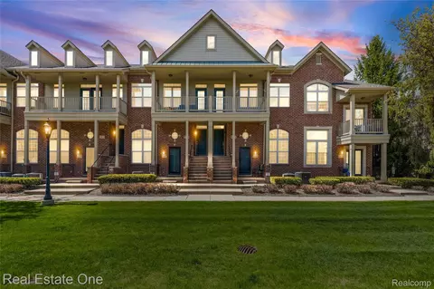 160 Sandy Ln, Walled Lake, MI 48390