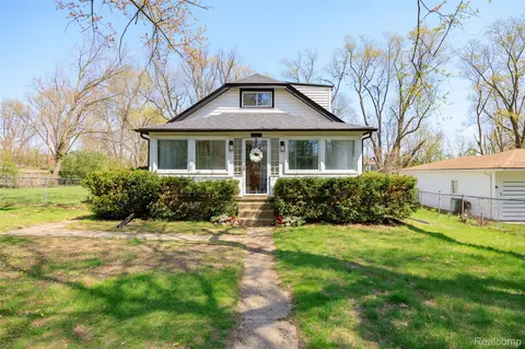 1545 Tanfield St, West Bloomfield, MI 48324