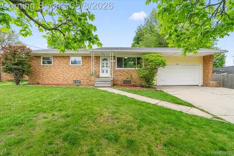 2413 Kuerbitz Dr, Lansing, MI 48906