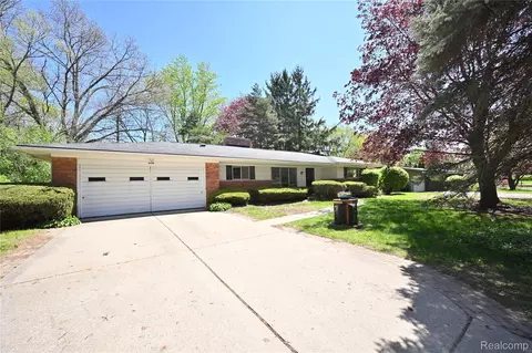 2765 Lahser Rd, Bloomfield Hills, MI 48304