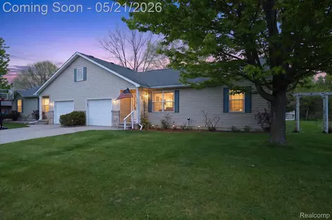 1607 Cedarwood Dr, Flushing, MI 48433