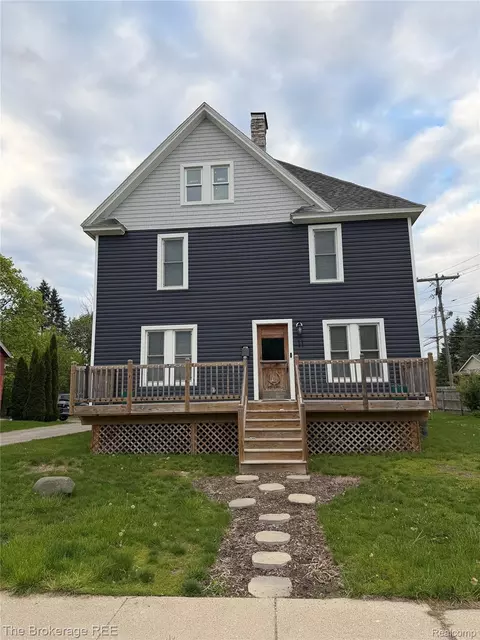 11 1st St, Oxford, MI 48371