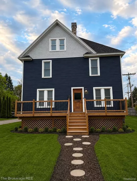 11 1st St, Oxford, MI 48371