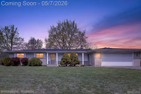 2732 Lacota Rd, Waterford, MI 48328