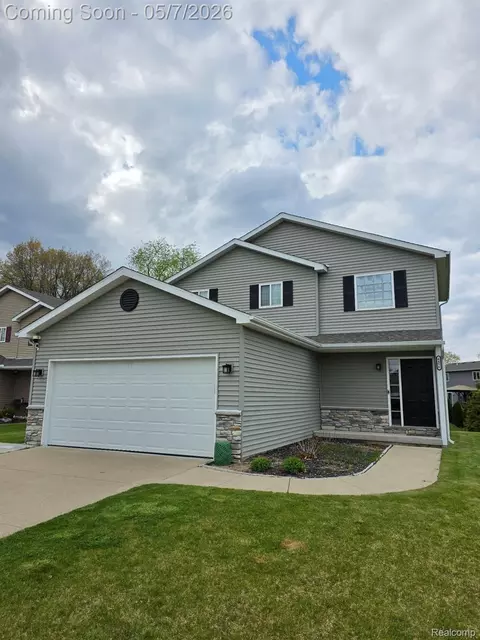 6456 Skylar Ln, Waterford, MI 48327