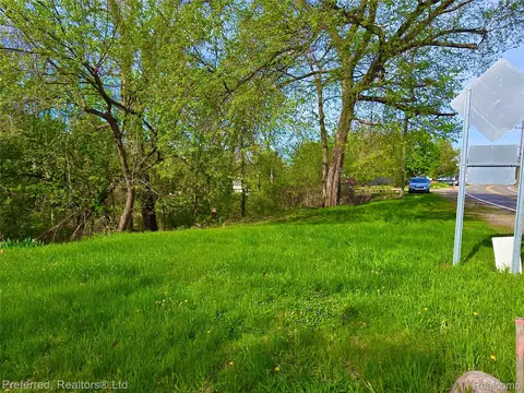 9691 Elizabeth Lake Rd, White Lake, MI 48386