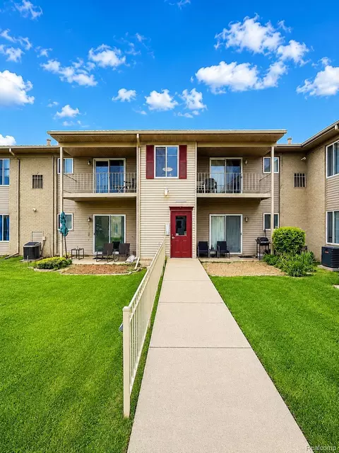 10077 Allen Pointe Dr, Allen Park, MI 48101
