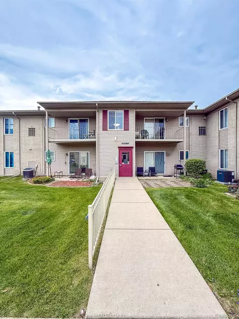 10077 Allen Pointe Dr, Allen Park, MI 48101